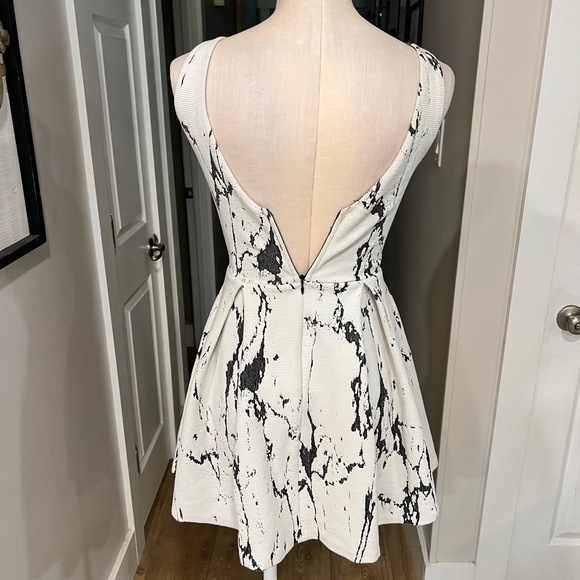 DESIGN LAB  & Lord and Taylor marbling effect sleeves skater dress - Picture 5 of 13